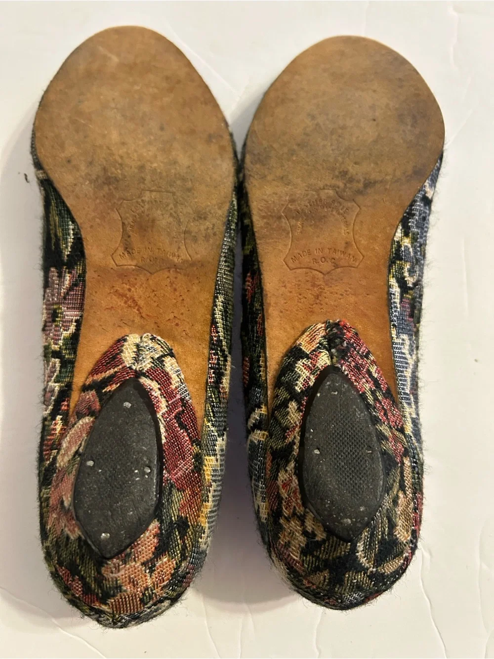 Vintage Floral Pointed-Toe Flats in Multi-Color size 8